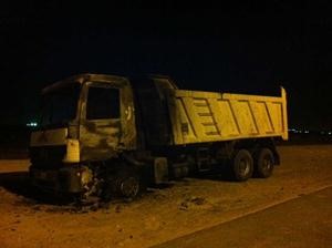 الشاحنة وقد احترقت مقدمتها تماما﻿