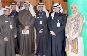 وزير البلدية يتوسط ممثلي بيتك في المعرض وبعض الطلبة المشاركين
