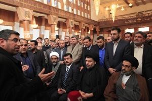زعيم التيار الصدري مقتدى الصدر اثناء زيارته كنيسة سيدة النجاة امس 	افپ﻿