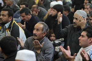 سنة وشيعة يصلون معا من اجل العراق في مسجد عبدالقادر جيلاني في بغداد امس 	افپ﻿