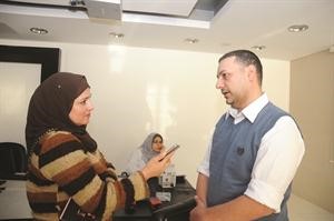 الزميل زكي عثمان متحدثا للزميلة حنان عبد المعبود	سالم الشمري﻿