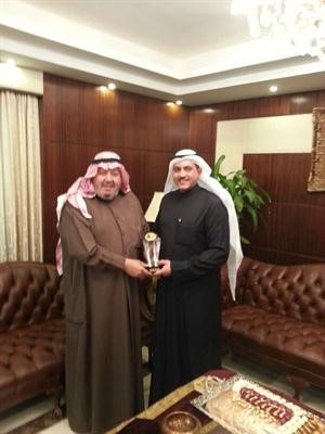 فيصل القناعي يقدم درعا للوزير الاذينة