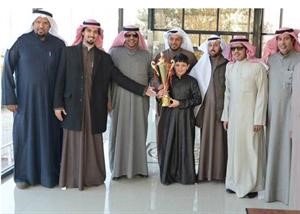 عميد اسطبل الفراج يتسلم الكاس