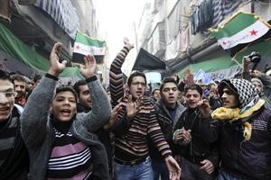 متظاهرون مناهضون للنظام السوري يلوحون باعلام الثورة في حلب امس رويترز