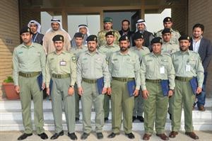 العميد الركن فالح شجاع متوسطا خريجي احدى الدورات﻿