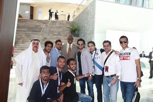 الوفد مع العداء لويس جونز﻿