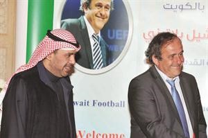 الشيخ احمد الفهد وميشيل بلاتيني خلال المؤتمر الصحافي
