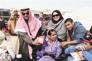 توزيع الهدايا على المشاركين اسامة ابوعطية
