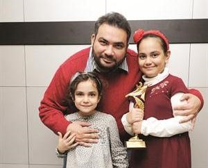 عصام الكاظمي مع ابنتيه﻿