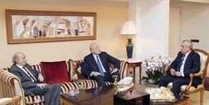 الرئيس ميشال سليمان مستقبلا الرئيس نجيب ميقاتي والنائب وليد جنبلاط 	محمود الطويل﻿