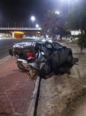حادث طريق المطاراسفر عن تلفيات شديدة في مركبة المصابين﻿