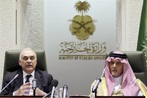 وزير الخارجية السعودي الامير سعود الفيصل ونظيره المصري محمد كامل عمرو في المؤتمر الصحافي في الرياض رويترز 