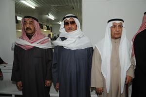 جاسم الخرافي وعلي الغانم خلال العزاء﻿