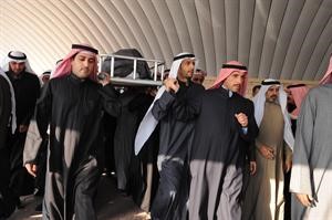 مرزوق الغانم وخالد الغانم وانور الخرافي يحملون جثمان جاسم انور الخرافي﻿