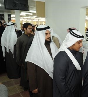 د جمعان الحربش مؤديا واجب العزاء﻿