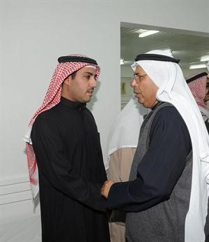 خليفة الخرافي معزيا انور الخرافي﻿