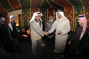 مبارك النجادة مصافحا سمو رئيس الوزراء
