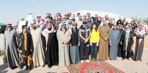 رئيس مجلس الامة علي الراشد وسمو رئيس مجلس الوزراء الشيخ جابر المبارك يتوسطان اعضاء السلطتين خلال حفل الغداء في مزرعة الفيصلهاني الشمري