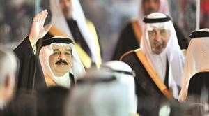 جلالة ملك البحرين الشيخ حمد بن عيسى ال خليفة محييا الجمهور والى جانبه صاحب السمو الملكي الامير خالد الفيصل افپ