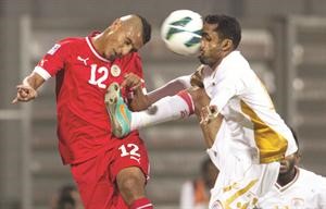 دخول قوي من العماني اسماعيل العجمي على مدافع البحرين فوزي عايش الازرقكوم