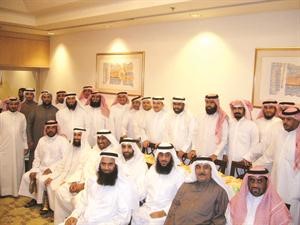 عدد من المشاركين في رحلة العمرة التي نظمتها تعاونية علي صباح السالم﻿