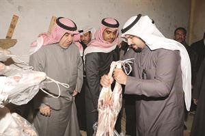 عبدالعزيز الخالدي وفيصل الانصاري خلال معاينة اللحوم المضبوطة بمخزن الشركة 	اسامة ابوعطية﻿
