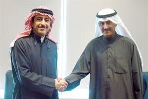 من اليمين احمد الدويهيس وممحمد السقاف خلال توقيع الاتفاقية﻿