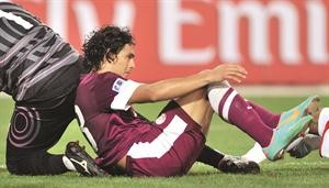 مهاجم قطر سيباستيان سوريا يسقط على الارض الازرقكوم
