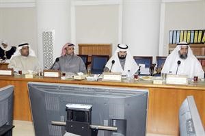 دعبدالرحمن الجيران وخالد العدوةوطاهر الفيلكاوي ومبارك النجادة خلال الاجتماع