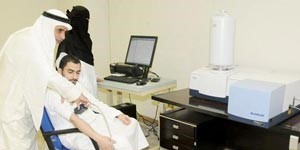 بروفيسور سعودي يعالج السرطان بالطاقة
