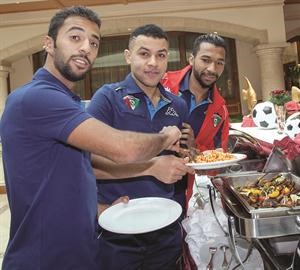 طلال نايف يتناول السباغيتي التي يحبها الازرقكوم 