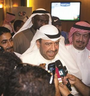 الفهد محاطا بالاعلاميين وخاطفا الاضواء من الجميع الازرق كوم 