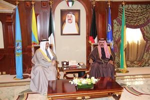 سمو ولي العهد نواف الاحمد خلال لقائه الشيخ احمد الحمود
