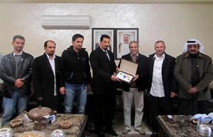 خالد الزيد يقدم درع جمعية الهلال الاحمر الى السفير دحمد الدعيج ومحمد الحديد
