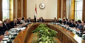 الرئيس المصري د محمد مرسي مجتمعا مع الحكومة بتشكيلها الجديد امس رويترز