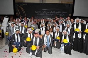 الشيخ مصباح الناصر متوسطا الطلبة الخريجين	 متين غوزال﻿