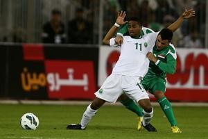 لاعب السعودية ناصر الشمراني يتعرض للاعاقة من مدافع العراق احمد ابراهيم افپ