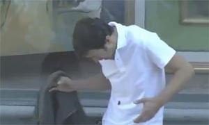 بالفيديو... المقلب الأخطر.. تخيل نفسك مصاباً بطلق ناري والدماء تنزف.. ولحظات تفصلك عن الموت