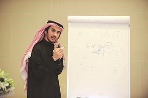النغيمش يوضح احد محاور محاضرته بشكل عملي﻿