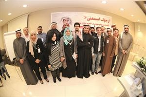 الزميل محمد النغيمش مع مدير التحرير وعدد من الزملاء بعد المحاضرة﻿