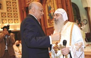 السفير عبدالكريم سليمان مهنئا القمص بيجول الانبا بيشوي
