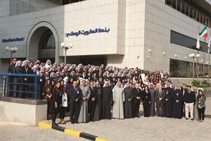الادارة التنفيذية لبنك الكويت الوطني مع مجموعة من الموظفين الجدد﻿