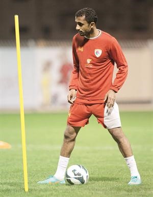 اسماعيل العجمي مطالب بتقديم مستوى افضل مع منتخب بلاده عمان
