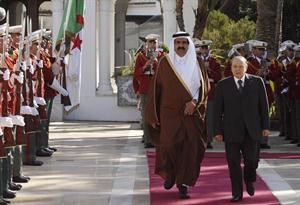 الرئيس عبدالعزيز بوتفليقة مستقبلا امير قطر الشيخ حمد بن خليفة ال ثاني في القصر الرئاسي في الجزائر امس اپ