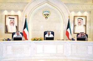 سمو رئيس مجلس الوزراء مترئسا جلسة امس ويبدو النائب الاول ووزير الداخلية الشيخ احمد الحمود ووزير الدفاع الشيخ احمد الخالد
