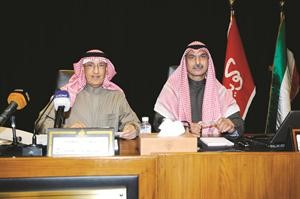 السفير مجدي الظفيري ودعبدالعزيز الشارخ خلال المحاضرة هاني عبدالله
