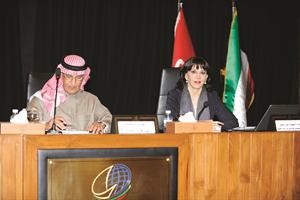 السفيرة ندى يافي مع دعبدالعزيز الشارخ في المحاضرة