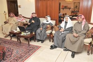 دابراهيم الهدبان متحدثا في الندوة بحضور دعجيل النشمي ودخالد المذكور وعدد من الحضور 		سعود سالم﻿