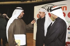 مرزوق ضرار الغانم وخالد الفريح يتحدثان للزميل مبارك الخالدي﻿