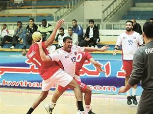 لاعب الكويت محمد الغربللي يصوب بمضايقة لاعب الفحيحيل مبارك العنزي 	عادل اليعقوب﻿